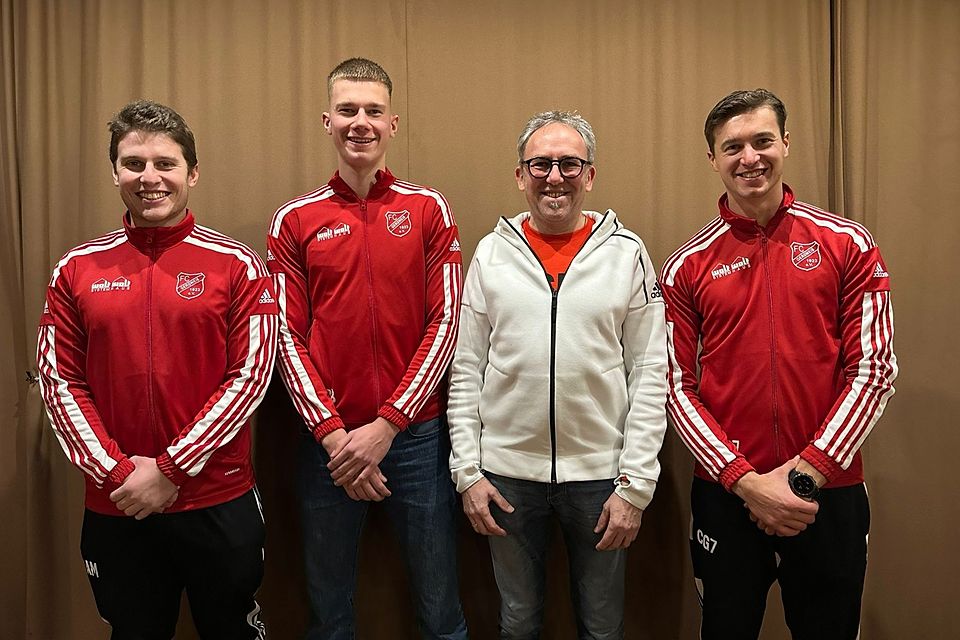 Die SG-Verantwortlichen mit dem neuen Trainer Manfred Wallner (zweiter von rechts) und Neuzugang Fabian Kirr (zweiter von links) 