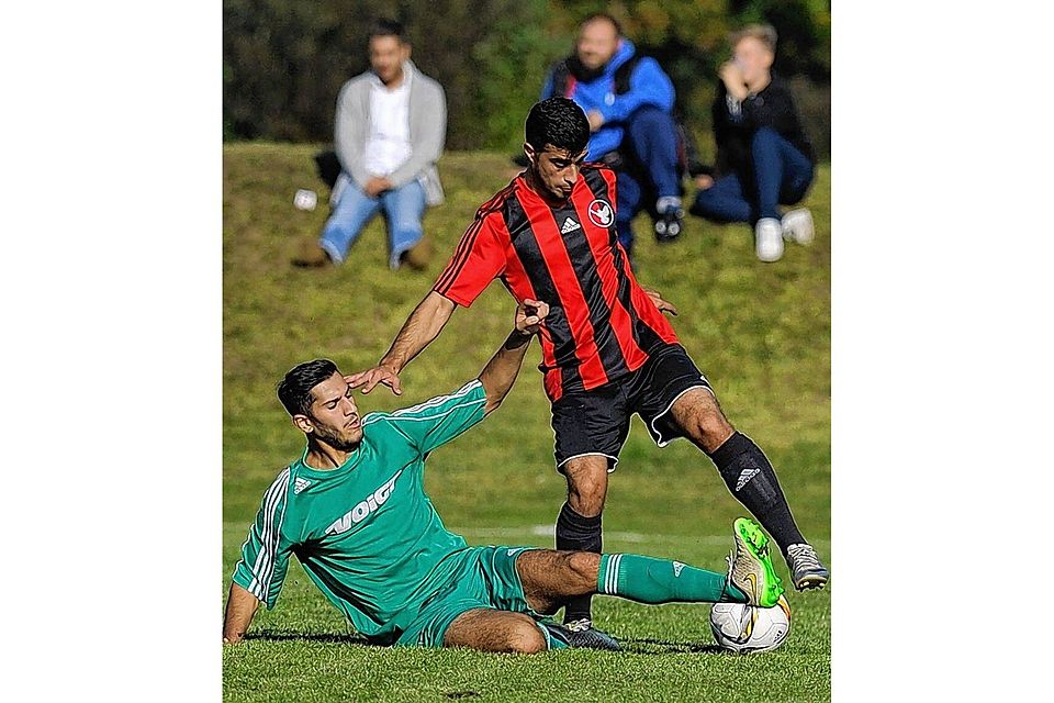 Sitzfußball: Tarik Alioua vom PSV Neumünster II versucht alles,  um Torpedos Muhamed Abdullah zu stoppen. Foto: Sell