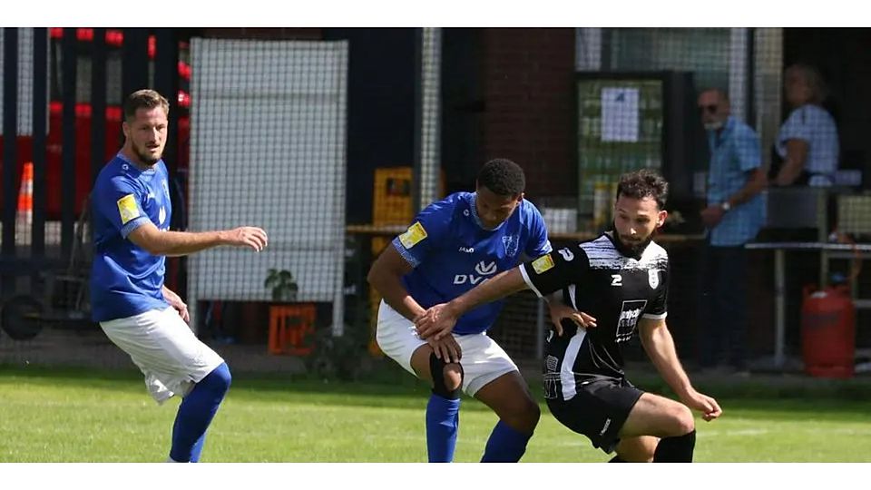Derzeit in aller Munde: Halil Ibrahim Yilmaz (r.) vom Fußball-Hessenligisten FC Eddersheim, hier gegen Joshua Enobore vom VfB Marburg. (Archivfoto) © Jens Schmidt