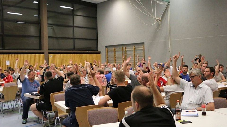 Alle Staffelleiter des Fußballbezirks Hohenlohe werden beim Staffeltag der Aktiven in Neuhütten einstimmig entlastet und wiedergewählt. Foto: Ralf Mangold