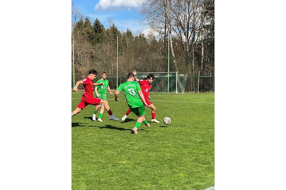 Kein Durchkommen für Waldperlachs Wittmann (Nr. 13) gegen den VfB mit Daniele Ciarlesi (li.) und Emir Yildirim.