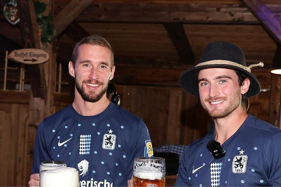 Marco Hiller und Tim Danhof hatten Spaß beim Wiesn-Shooting.