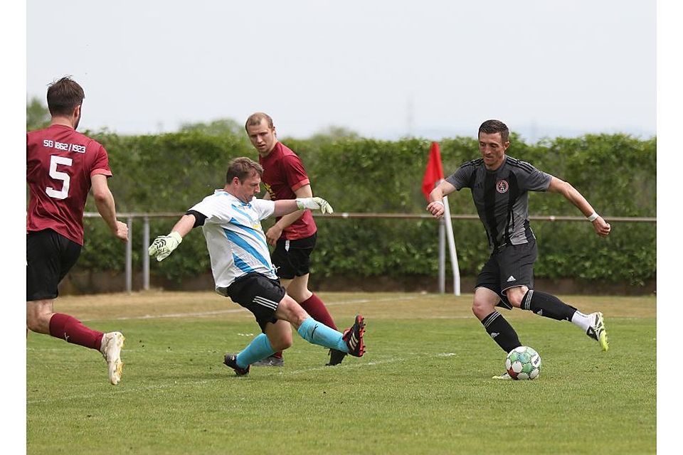 Das Alzeyer Fußball-Idol Alexander Kinsvater schickt sich an, die nächste Chance zu erarbeiten. SG-Westhofens Keeper Rainer Steuerwald hat er bereits aus dem Tor gelockt. Links eilt Jan Diehl seinem Torhüter zur Hilfe. 	Foto: Christine Dirigo / pakalski-press