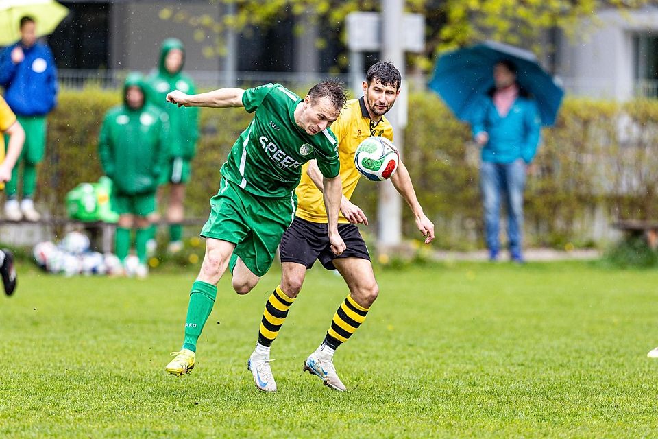 Fußball Herren A-Klasse Gruppe 5 Zugspitze 2025/26 19. Spieltag, FC Seeshaupt gegen TSV Perchting-Hadorf, 20260419,Zweikampf,2026-04-19 in Seeshaupt (Sportplatz Seeshaupt, Platz 1, Bahnhofstr. 12), Denis SULZMANN (FC Seeshaupt 17), Luca WALDENMEIER (TSV Perchting-Hadorf 21)Copyright: WolfgangxLindner www.foto-lindner.de