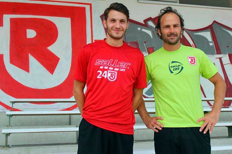 André Luge mit Cheftrainer Christian Brand (r.). Foto: SSV Jahn Regensburg