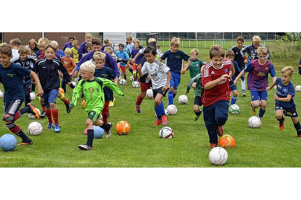 Spiel und Spaß am Ball: 82 Nachwuchskicker lassen dieser Tage beim Fußballcamp in Boostedt die Sommerferien ausklingen. Foto: Klebenow
