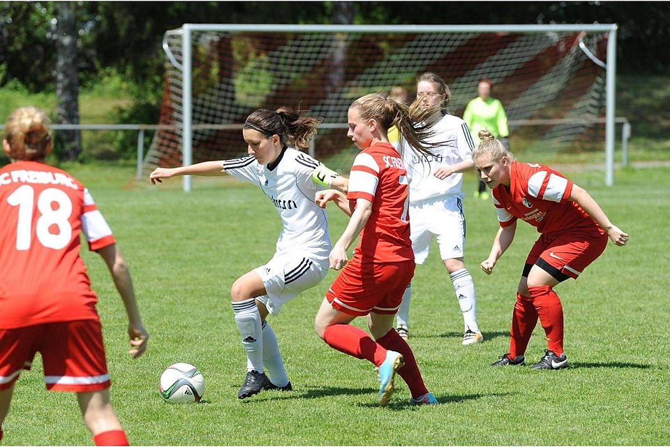 Kann das 0:2 nicht verhindern: TSV-Spielerin Mona Blank (am Ball). Foto: Fabian Repetz