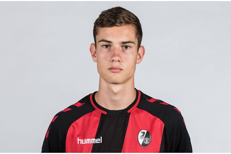 Damals ein Frischling beim Sportclub: der Weilheimer Sebastian Flaig anno 2017 bei seinem ersten Fotoshooting (mit der U16) im Freiburger Dress.  | Foto: Patrick Seeger
