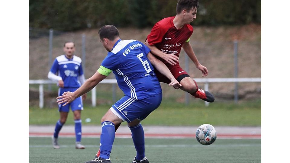 Max Bondarew (links) von der FSV Erbach hebelt Justin Kunkelmann (SG Bad König/Zell) aus. Am Ende setzen sich aber die Kurstädter im A-Liga-Vergleich mit 3:1 durch.	 Foto: Herbert Krämer