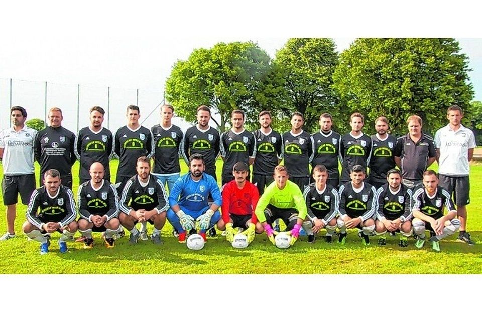 Das Team der Jülicher „Zehner“ mit Trainer Michael Hermanns (hinten r.) gilt bei allen Ligakonkurrenten als Mitfavorit auf die kommende Meisterschaft. Foto: hfs.