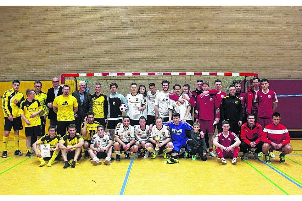 Der VfVuJ Winden (weiße Trikots) gewann den Kreuzauer Gemeindepokal. Zweiter wurde der Kreuzauer SC (links), Dritter die SG Rurtal. Foto: heb