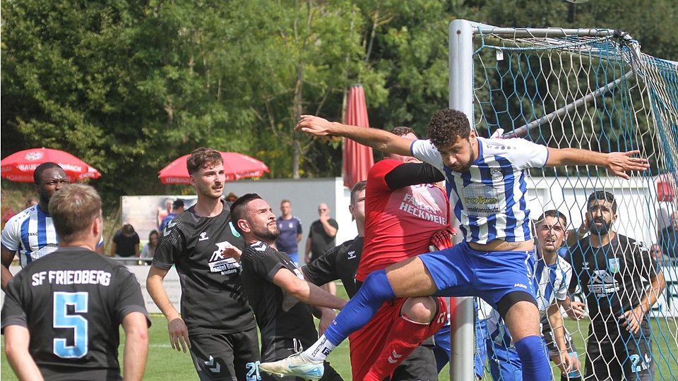 Der Friedberger Torwart Oliver Seger klärt hier gegen den Zeller Fabio Delgado. Am Ende jubelten die Sportfreunde über einen 1:0-Erfolg gegen den bisherigen Spitzenreiter.
