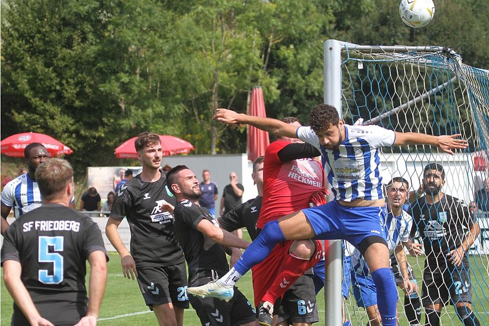 Der Friedberger Torwart Oliver Seger klärt hier gegen den Zeller Fabio Delgado. Am Ende jubelten die Sportfreunde über einen 1:0-Erfolg gegen den bisherigen Spitzenreiter.