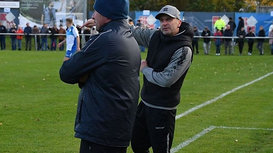 Kai-Uwe Scheuerl (hinten) hat nun die Rolle als Cheftrainer inne.