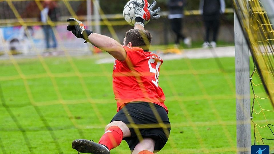 Erfolgreich abgewehrt: Rüdesheim-Keeper Loritz hält einen Elfmeter von Markus Lehnert (nicht im Bild) und verhindert somit das 2:2.