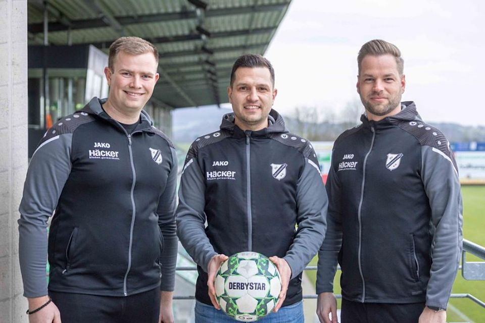 Lennard Warweg als Chefcoach (Mitte) sowie Daniel Antipjew (links) und Michel Ciomber als Co-Trainer bilden ab dem Sommer das Trainer-Trio beim SV Rödinghausen II.