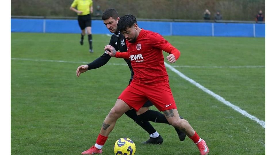 Operationssaal statt Fußballplatz: Die TSG Pfeddersheim muss den Ligastart am Wochenende ohne Fabrizio Moncada (vorne) bewältigen. Hinten: Adriano Fragomeli (SV Gimbsheim).	Archivfoto: Christine Dirigo/pakalski-press