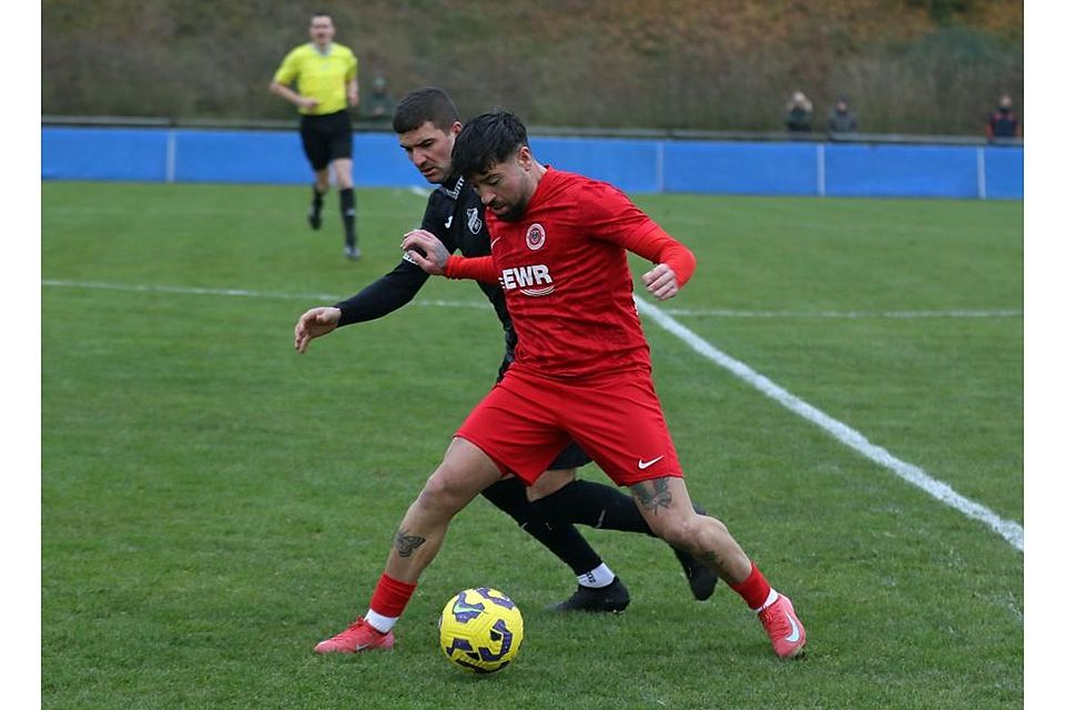Operationssaal statt Fußballplatz: Die TSG Pfeddersheim muss den Ligastart am Wochenende ohne Fabrizio Moncada (vorne) bewältigen. Hinten: Adriano Fragomeli (SV Gimbsheim).	Archivfoto: Christine Dirigo/pakalski-press