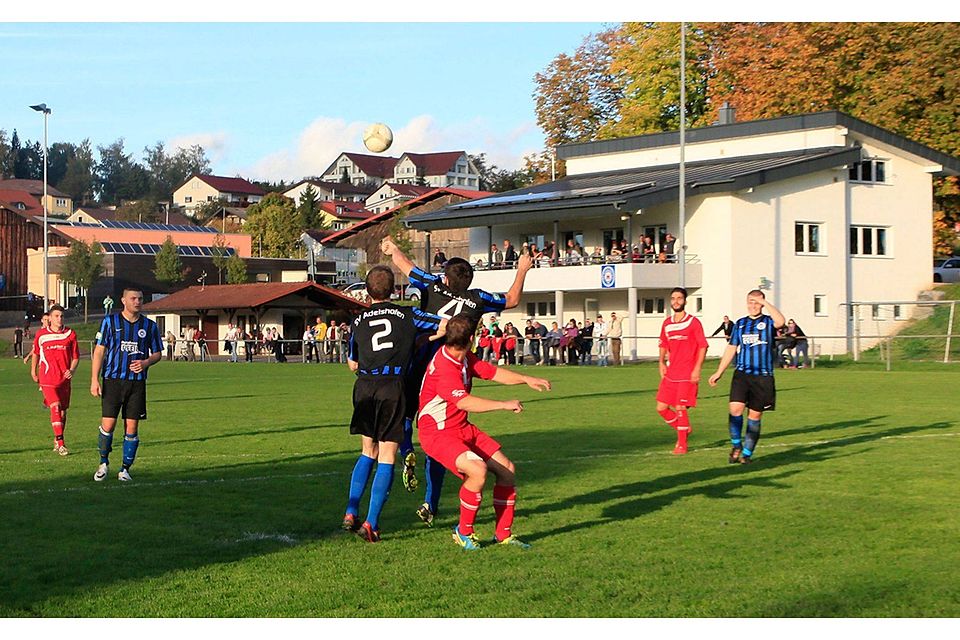 Der SV Eichelberg (rote Trikots) feierte den fünften Sieg in Folge. F: Weindl