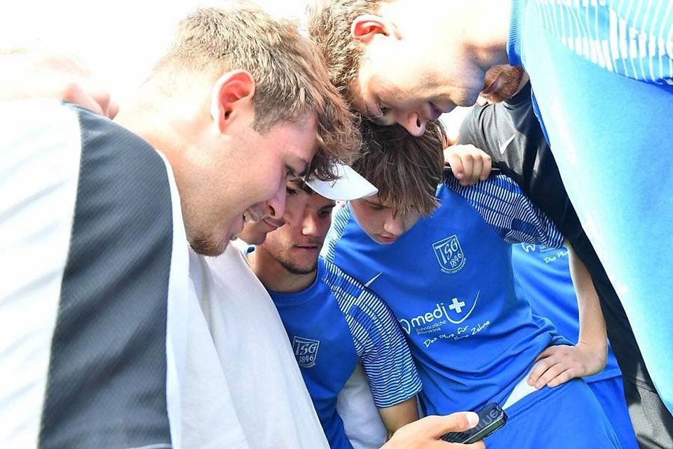 Am Ende des letzten Spieltags richten sich die Blicke vieler Fußballer auf Liveticker. So wie bei der TSG Bretzenheim, die so erfuhr, dass sie in der Verbandsliga bleibt. Foto: Kristina Schäfer Am Ende des letzten Spieltags richten sich die Blicke vieler Fußballer auf Liveticker. So wie bei der TSG Bretzenheim, die so erfuhr, dass sie in der Verbandsliga bleibt. Foto: Kristina Schäfer