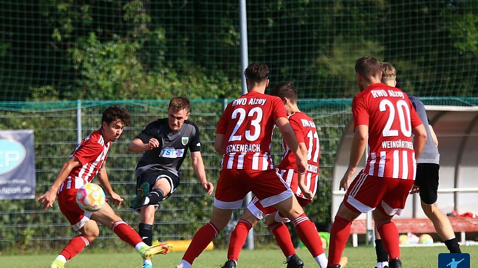 Gegen den VfB Bodenheim kann RWO Alzey (hier in rot-weiß) nur bestehen, wenn alle zusammen eine perfekte Leistung auf den Platz bringen.