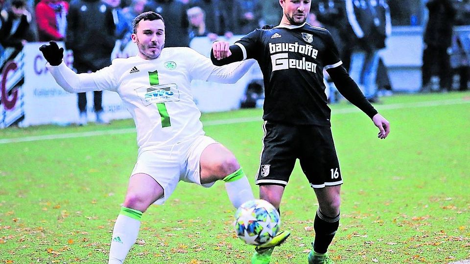 Begegnen sich am Sonntag wieder: Arnoldsweilers Tim Gerhards (links) und Timo Bindels vom SVE.