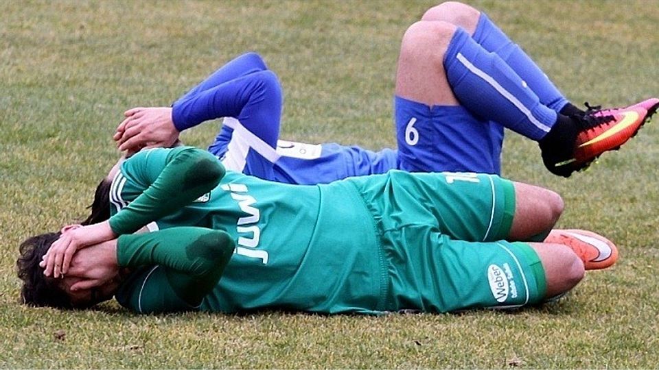 Im Derby abgelegt: Beytullah Kurtoglu von der Eintracht (hinten) und Waldalgesheims Vincenzo Bilotta am Boden.	Foto: Mario Luge