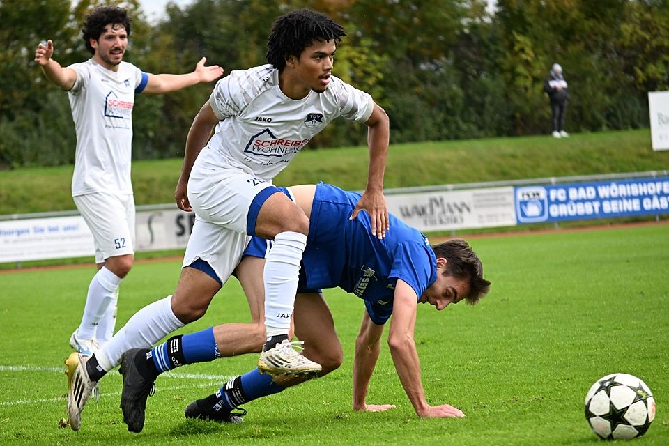 Um jeden Zentimeter wurde hart gekämpft, doch am Ende hatte der FC Bad Wörishofen (blau) das Nachsehen. Die starken Gäste aus Bobingen nahmen die drei Punkte mit und gewannen mit 1:3.