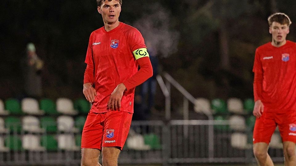 Die SpVgg Unterhaching II (rot) kommt gegen den SVN München nicht über ein Remis hinaus und lässt wichtige Punkte im Aufstiegsrennen liegen.