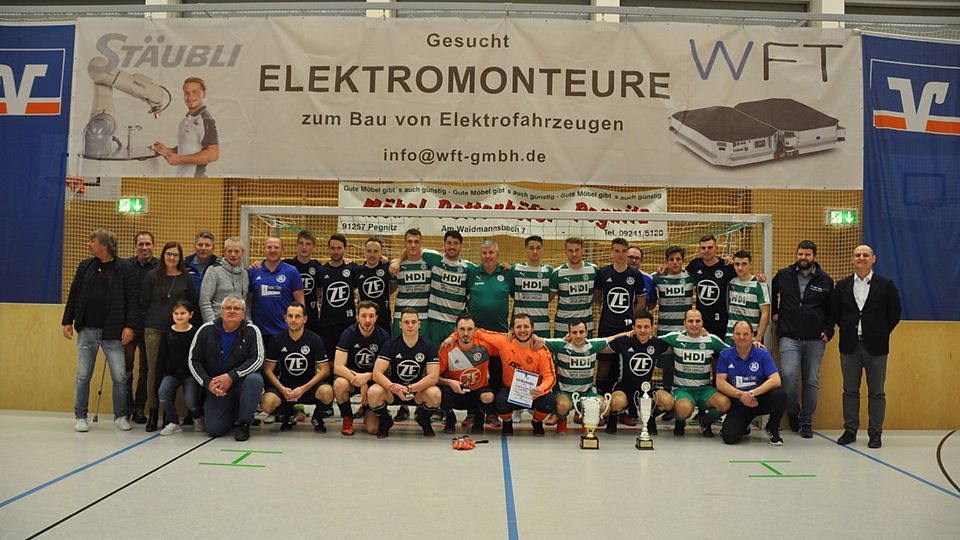 Titelverteidiger Fortuna Regensburg (in Grün-Weiß) und Endspielteilnehmer SV 08 Auerbach (schwarzes Trikot) rechnen sich nach 2020 auch in diesem Jahr beim Budenzauber in der Helmut Ott-Halle etwas aus.
