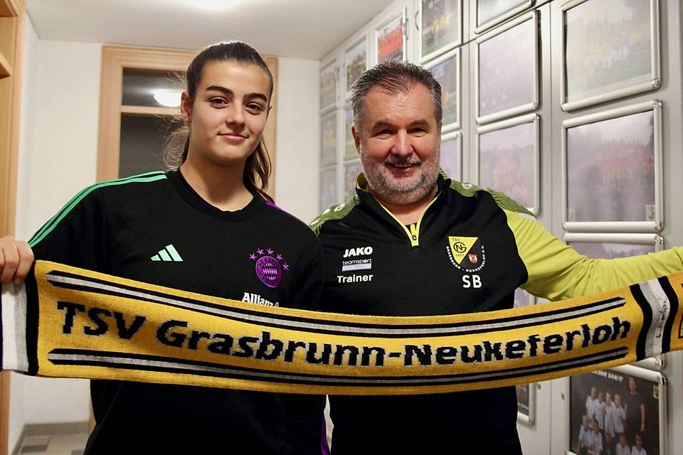 Alte Heimat: Claudia Petruzziello und ihr Ex-Coach Sebastian Brunner im Vereinsheim des TSV Grasbrunn neben der „Hall of Fame“.