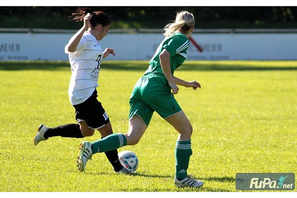 Gleich sechsmal traf Franziska Hutter vom SV Thenried gegen den VfB Straubing; Foto: Matthias Meyer
