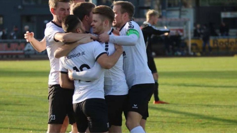 Oft Grund zur Freude: Der Delbrücker SC um die Torschützen Jean-Pierre Dingerdissen (l.), Gianluca Mazza (Nr. 10) und Daniel Austenfeld (r.) machten gegen Maaslingen das halbe Dutzend voll. F: Heinemann