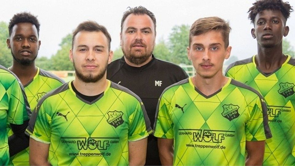 Kicken oder feiern? Hüttenfeld-Coach Marco Falkenstein (schwarzes Trikot) stellt die Charakterfrage. Foto: Thorsten Gutschalk