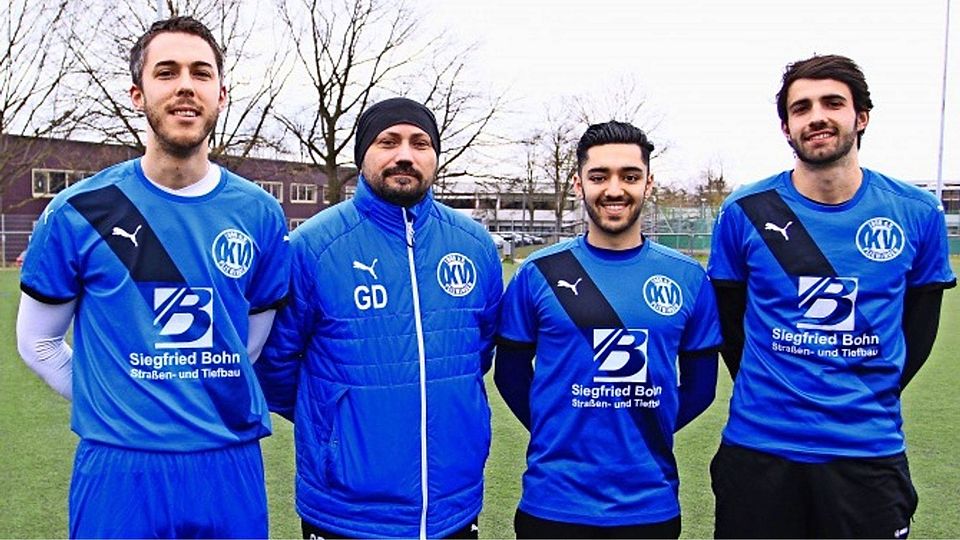 Der Trainer des KV Plieningen und seine Aufrücker aus der zweiten Mannschaft (von links): Patrizio Ferrari, Trainer Grigorios Dimoulatos ,Ramzi Awadine und Lino Missel. Foto: Yavuz Dural