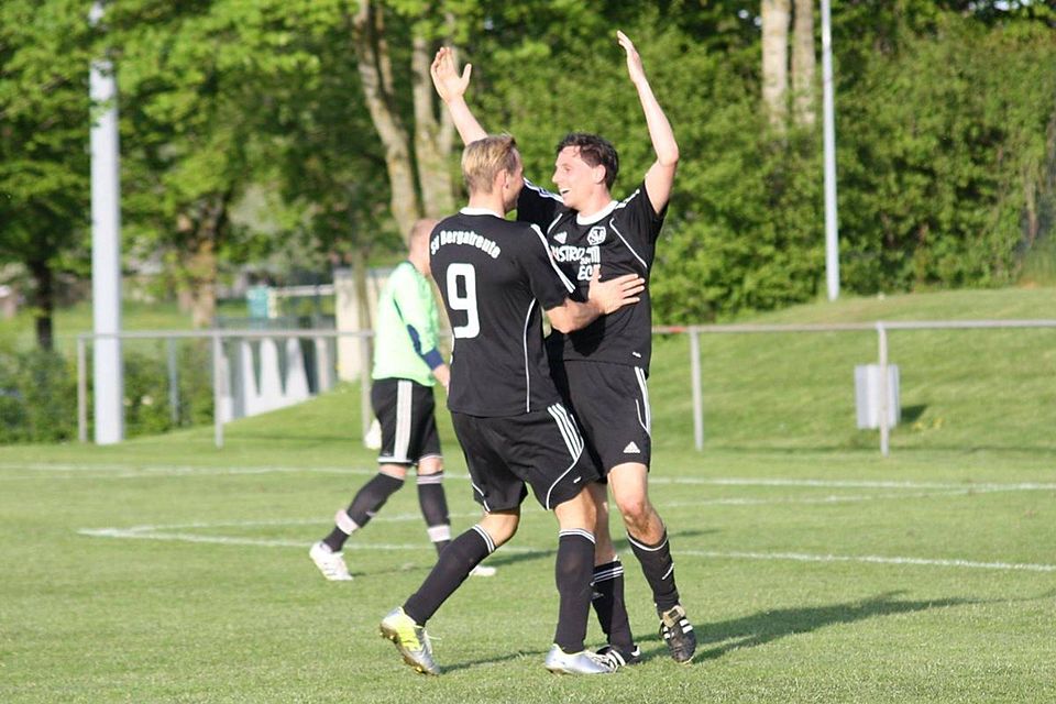 Daniel Eckel (rechts) und Tobias Peter vom SV Bergatreute dürfen sich über den Finaleinzug freuen. F: Reumont