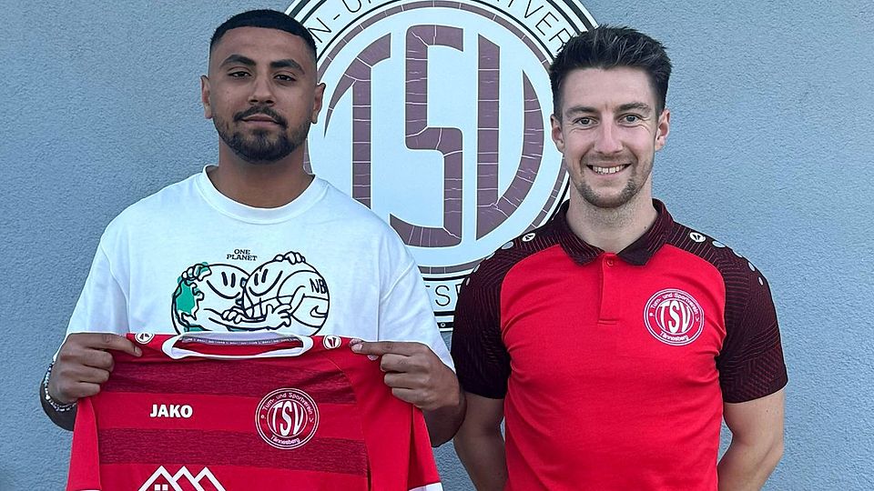 Spielertrainer André Klahn (rechts) nimmt Neuzugang Muhammed Abu Zughaib an seine Seite.