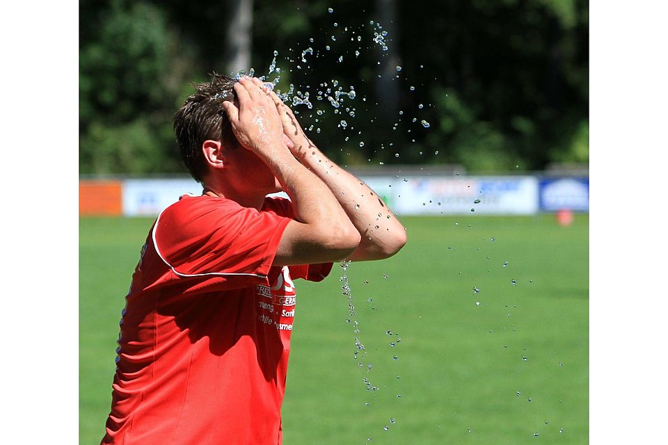Hitzige Derby verspricht die B-Klasse 4 in der neuen Saison. Da tut ein Eimer Wasser am Spielfeldrand nur allzu gut.    Foto: Mathias Wild