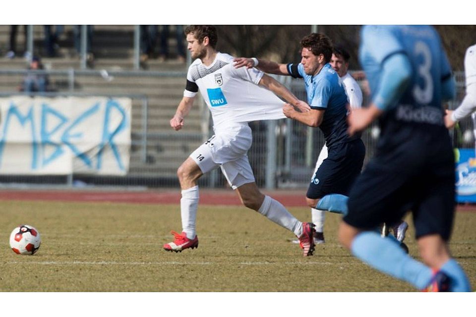 Von den Stuttgarter Kickers nicht zu halten war Tim Göhlert. Der Arzt und ehemalige Profi des Zweitligisten FC Heidenheim feierte bei den Spatzen nach fast zwölf Jahren ein überraschendes Comeback in der Regionalliga. Foto: Oliver Schulz Von den Stuttgarter Kickers nicht zu halten war Tim Göhlert. Der Arzt und ehemalige Profi des Zweitligisten FC Heidenheim feierte bei den Spatzen nach fast zwölf Jahren ein überraschendes Comeback in der Regionalliga. Foto: Oliver Schulz