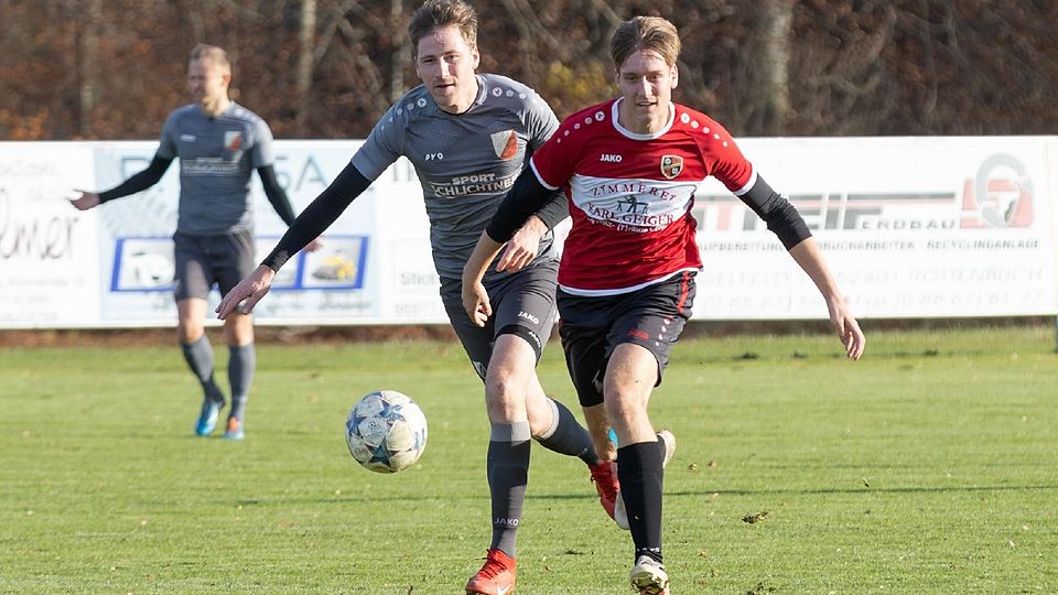 Den Gegner abgehängt: Der FC Wildsteig/Rottenbuch (in Rot, hier Torschütze Tobias Trainer) fuhr gegen Kreuth einen ungefährdeten Sieg ein.