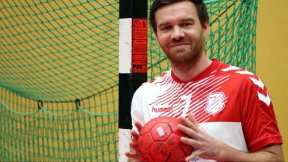 Rot steht ihm gut: Seit etwa einem Jahr spielt Janis Theermann für die Spvg. Steinhagen Handball. Foto: Andre Schneider