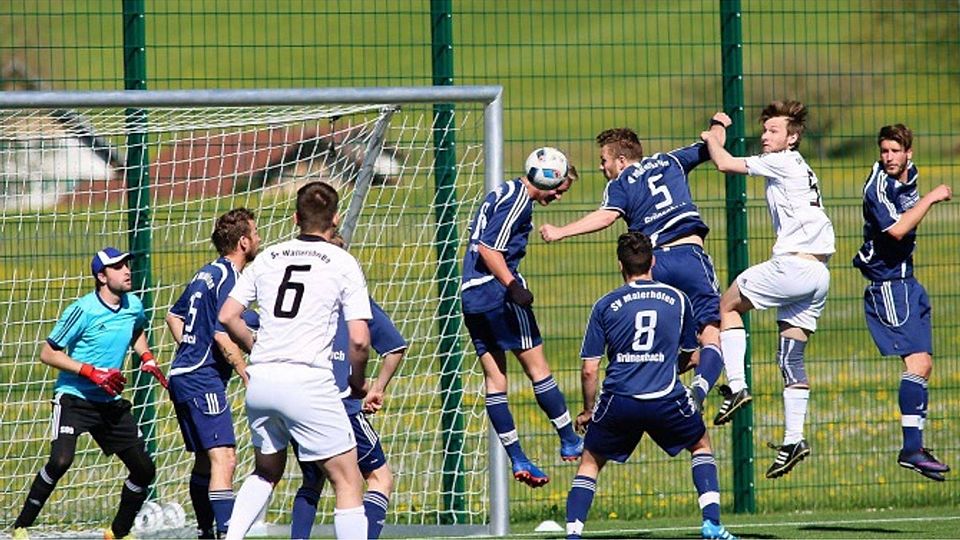 Waltershofen (in Weiß) drängt auf den Ausgleichstreffer, der schließlich in der 90. Minute fällt. Foto: Josef Kopf