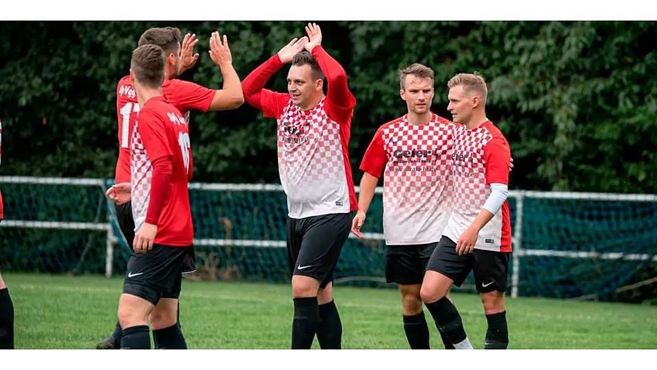 Dürfen jubeln: Die SpVgg. Lemp gewinnt in der Fußball-A-Liga gegen den VfB Aßlar. (Archivfoto) © Jenniver Röczey