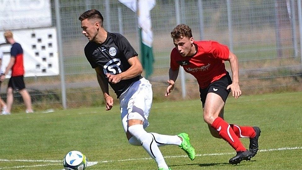 Hövelhofs Nico Thieschnieder (l.) erzielte zwei Tore gegen den SV Heide Paderborn um Benedikt Ötting (r.).