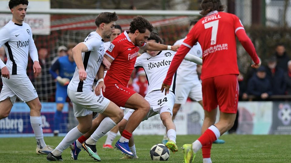 Wenig Raum zur Entfaltung: Der Bahlinger Angreifer Erijon Shaqiri sieht sich im südbadischen Pokal-Viertelfinale von den Teningern Niklas Froß (links) und Silas Drumm umstellt. | Foto: Claus G. Stoll