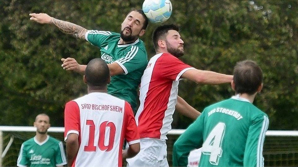 Hoch her geht es, als Thomas Vagi (am Kopfball links) und Lukas Hofmann (rechts) mit den Fußballern der SKG Stockstadt auf die SV 07 Bischofsheim (in der Mitte beim Kopfball Marco Incutto, vorne Vincenz Sousa Fernandes) treffen. Die SKG siegt hoch mit 4:0.	Foto: Uwe Krämer