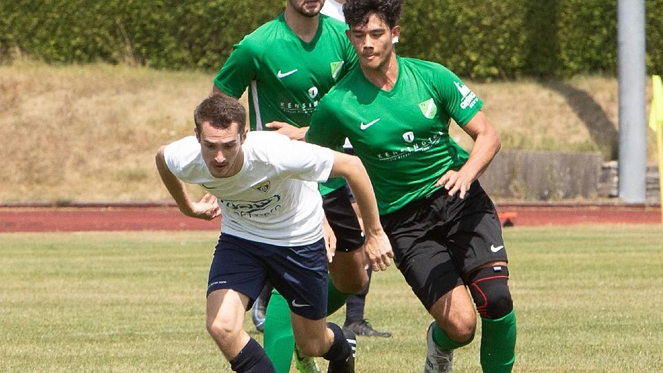 Voll eingeschlagen hat Neuzugang Daniel Obersteiner (r.). Der Spielmacher ist mit sieben Toren und vier Assists Top-Scorer beim TV Stockdorf.