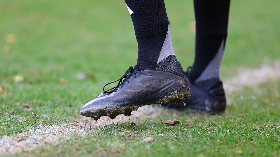 Auf dem Sportplatz in Lorenzen eskalierte ein Streit. –  Symbolbild: IMAGO / Niklas Heiden