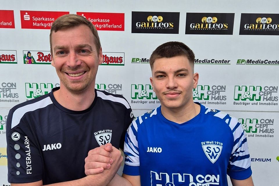 Beirat Sport Jens Vogtsberger (links) mit Rückkehrer Idriz Bytyqi | Foto: SV Weil