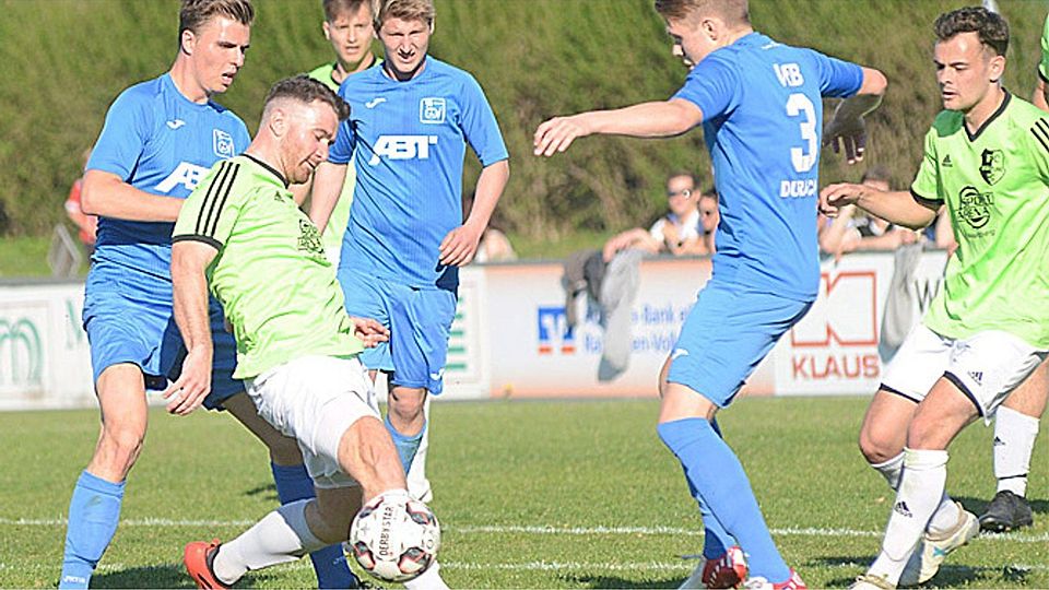 Simon Adldinger (am Ball) und der FC Stätzling erkämpften gegen Tabellenführer VfB Durach mit dem 1:1 einen wertvollen Punkt im Kampf um den Klassenerhalt.  Foto: Peter Kleist